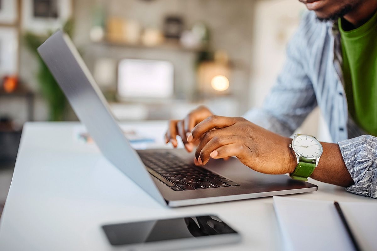 Writing a question-based cold email on a laptop